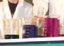 Rotkohl reagiert auf die Eigenschaften anderer Stoffe. Du kannst mit noch mehr Dingen aus der K�che experimentieren - wie Apfelsaft, Zitronen oder Sp�lmittel ...  